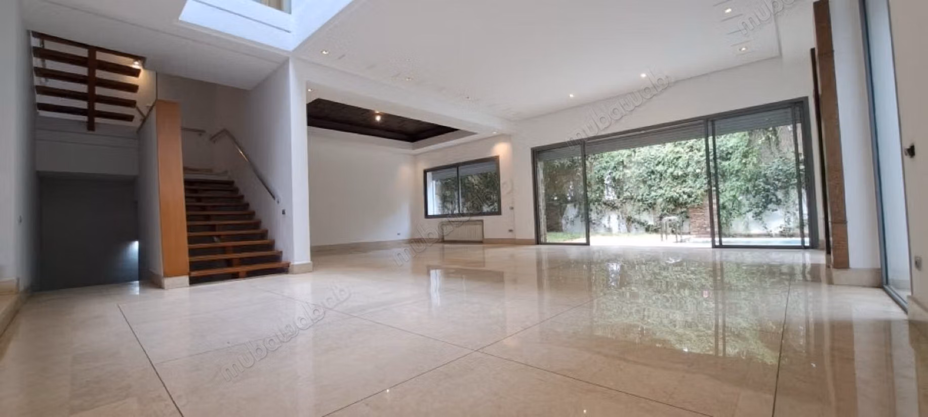 Superbe villa à louer à Ain Diab. 4 chambres. Belle terrasse et jardin