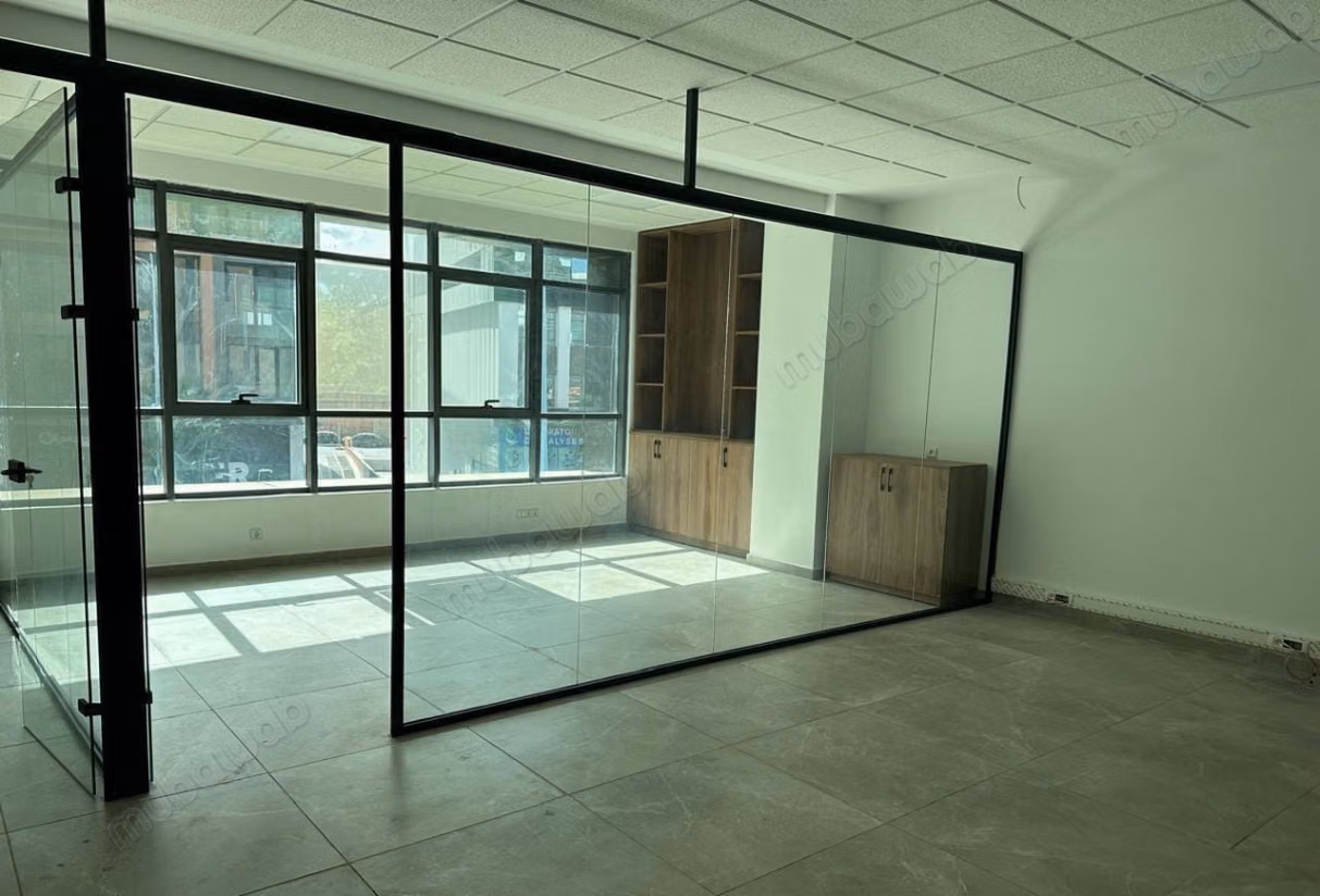 Bureaux à louer à Sidi Maarouf. 
Surface de 107 m². 
Résidence avec concierge, climatisation générale