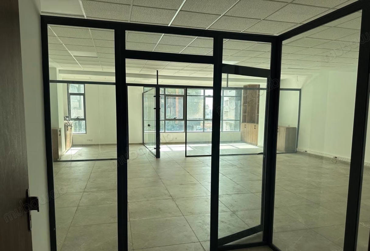 Bureaux à louer à Sidi Maarouf. 
Surface de 107 m². 
Résidence avec concierge, climatisation générale