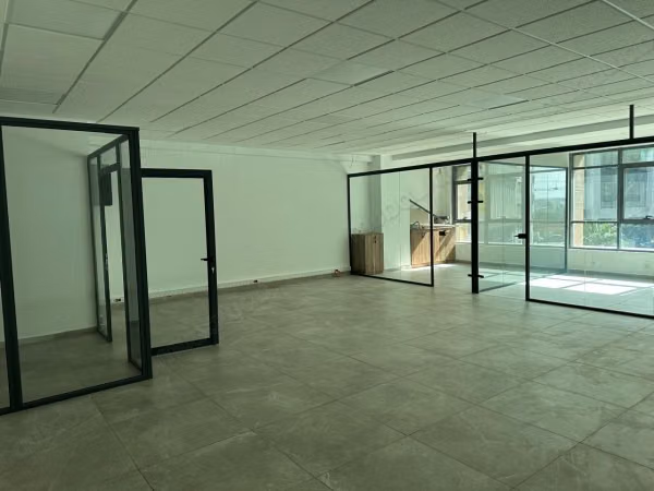 Bureaux à louer à Sidi Maarouf. 
Surface de 107 m². 
Résidence avec concierge, climatisation générale