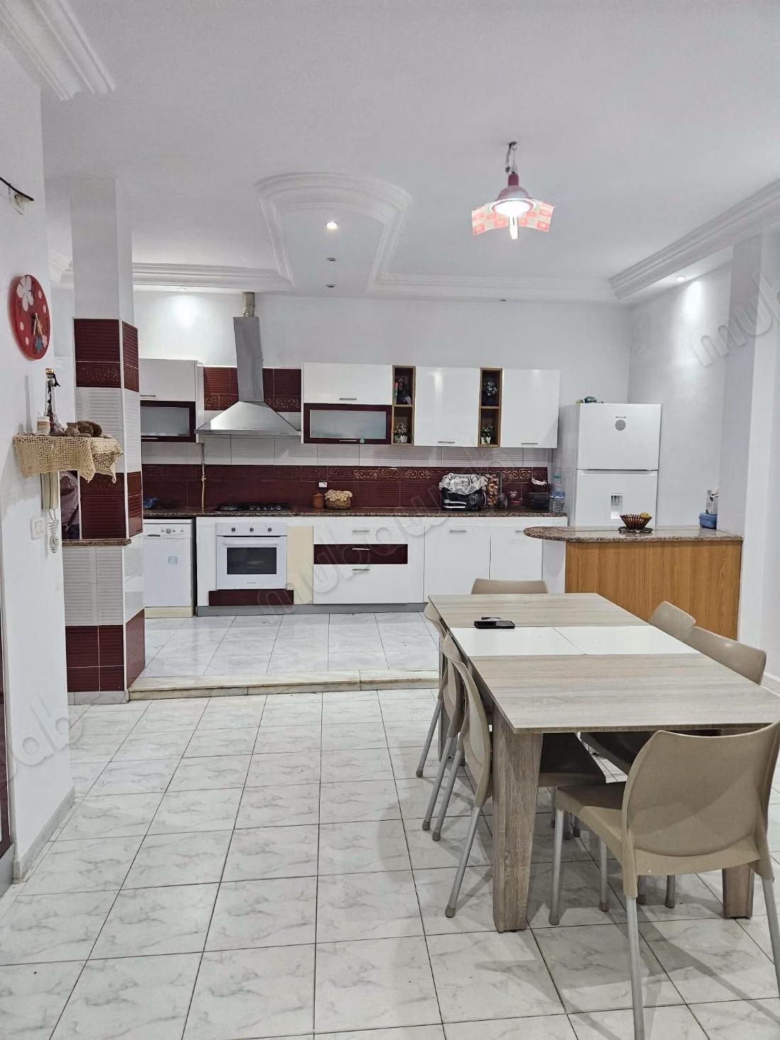 Superbe maison à vendre à Ariana Centre. Surface totale 230 m². Places de parking et terrasse