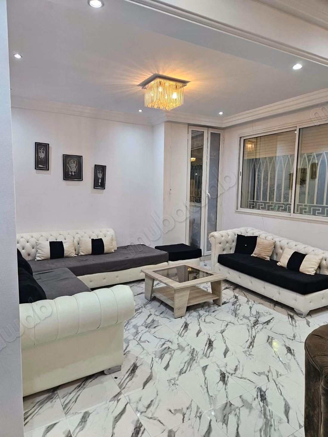 Superbe maison à vendre à Ariana Centre. Surface totale 230 m². Places de parking et terrasse