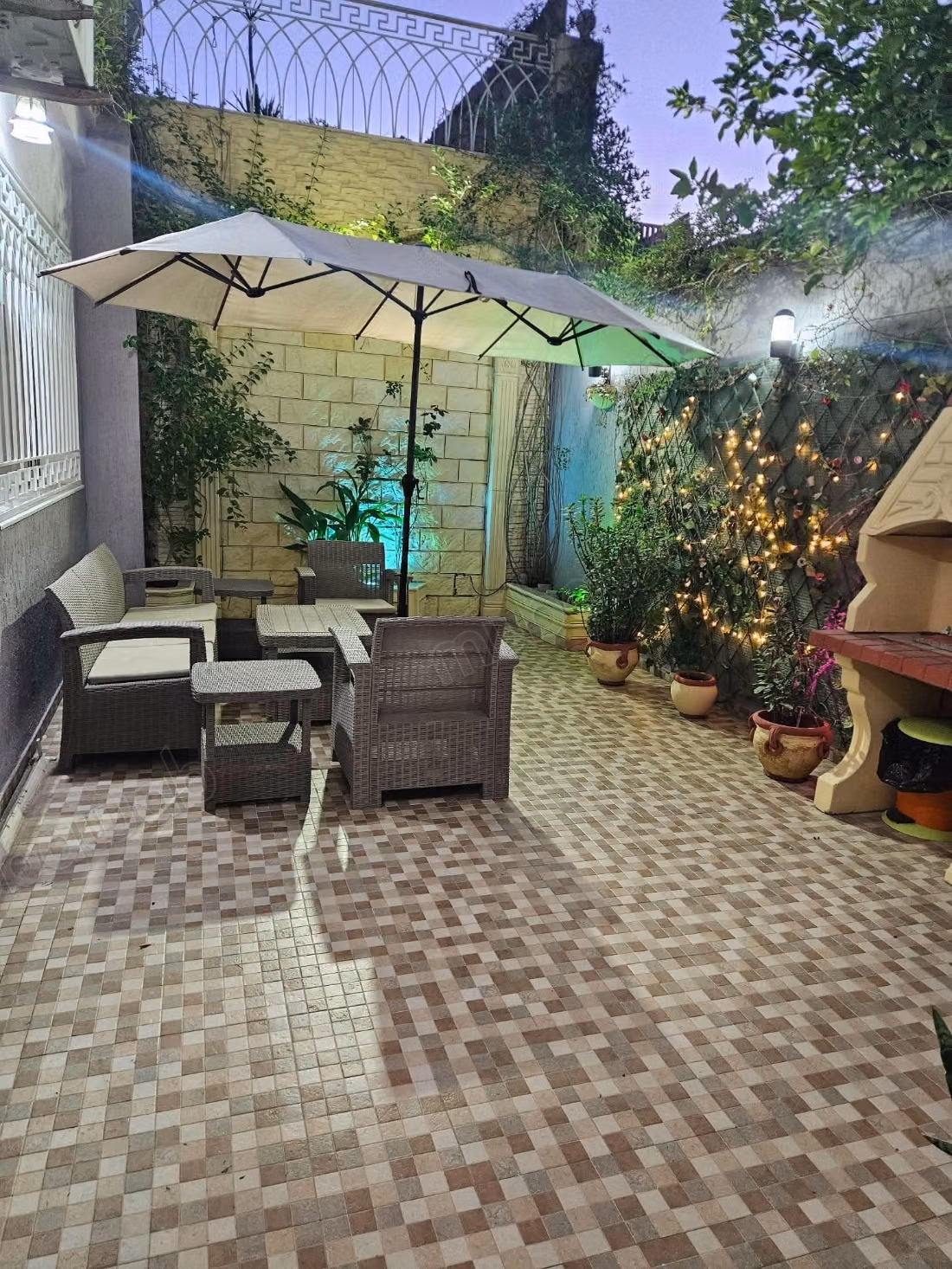 Superbe maison à vendre à Ariana Centre. Surface totale 230 m². Places de parking et terrasse
