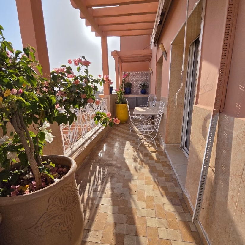Oportunidad de adquirir un acogedor apartamento T4 amueblado con doble terraza y aparcamiento