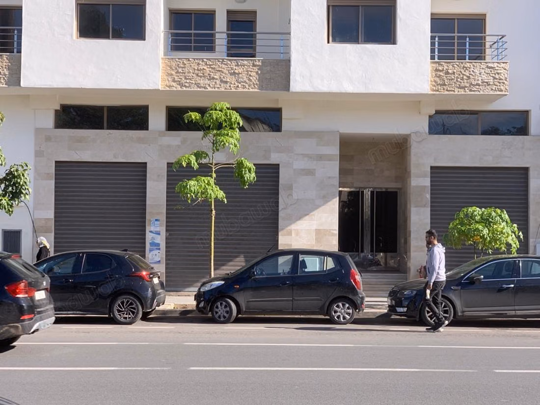 Local Commercial de 2100 m2 à Vendre 
Bas Agdal