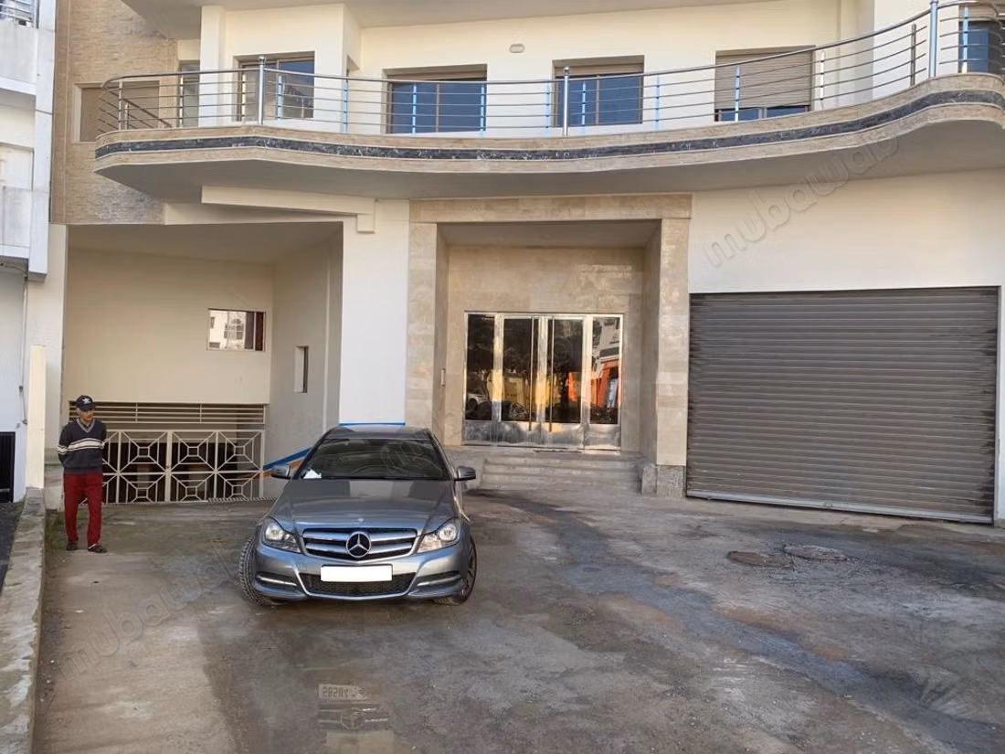 Local Commercial de 2100 m2 à Vendre 
Bas Agdal