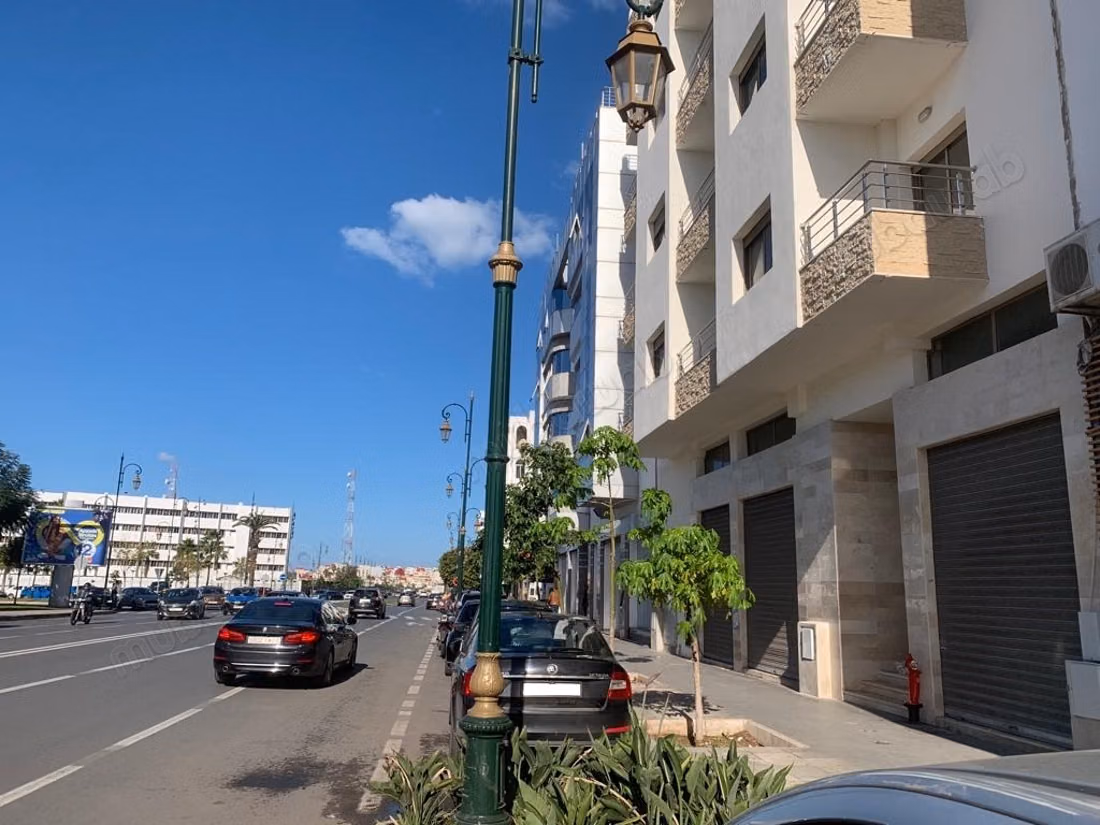 Local Commercial de 2100 m2 à Vendre 
Bas Agdal