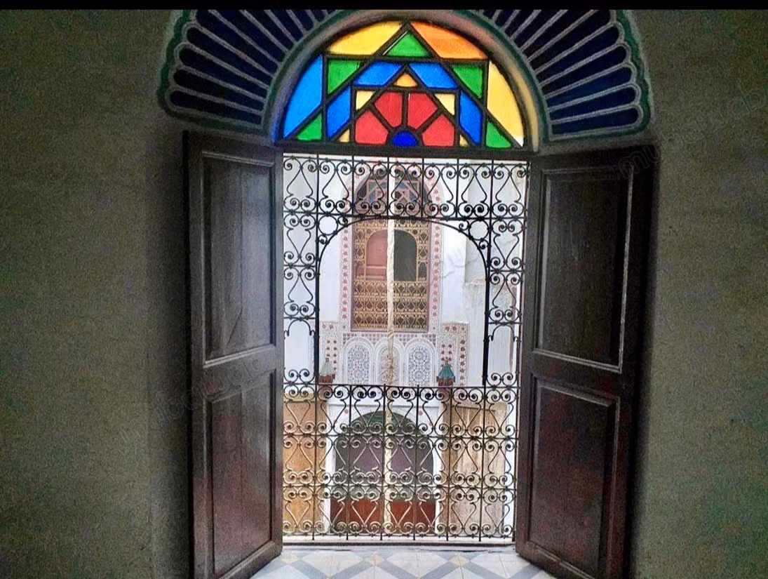 Encuentra tu riad para comprar en Talaa. 8 grandes habitaciones. Entorno tranquilo con vista a la montaña, puerta blindada