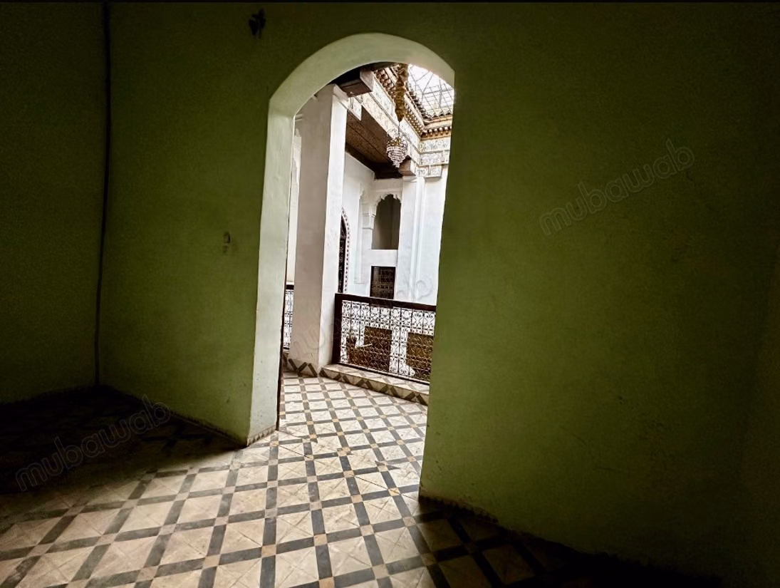 Encuentra tu riad para comprar en Talaa. 8 grandes habitaciones. Entorno tranquilo con vista a la montaña, puerta blindada
