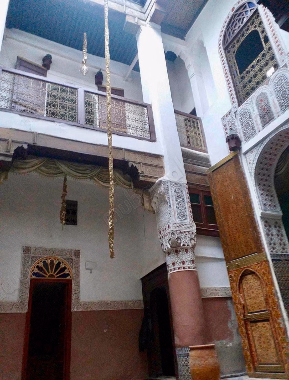 Encuentra tu riad para comprar en Talaa. 8 grandes habitaciones. Entorno tranquilo con vista a la montaña, puerta blindada