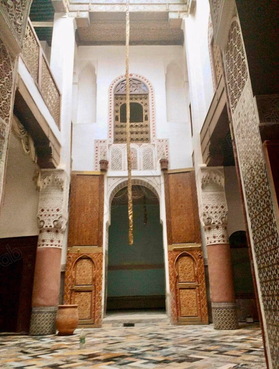 Encuentra tu riad para comprar en Talaa. 8 grandes habitaciones. Entorno tranquilo con vista a la montaña, puerta blindada