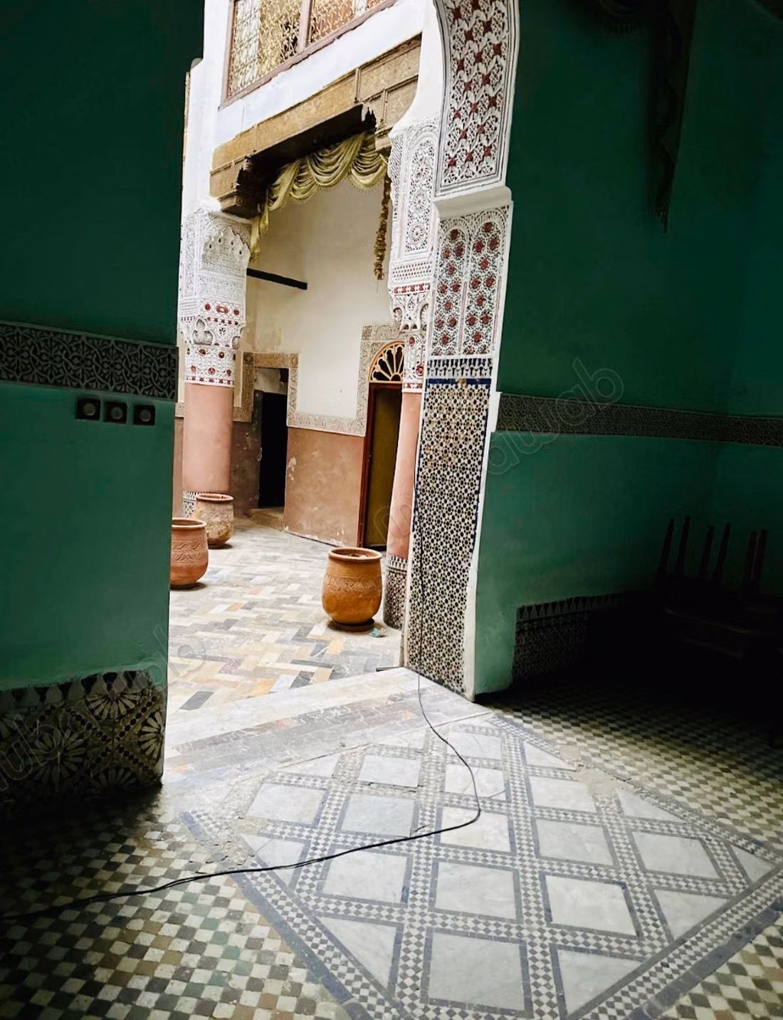 Encuentra tu riad para comprar en Talaa. 8 grandes habitaciones. Entorno tranquilo con vista a la montaña, puerta blindada
