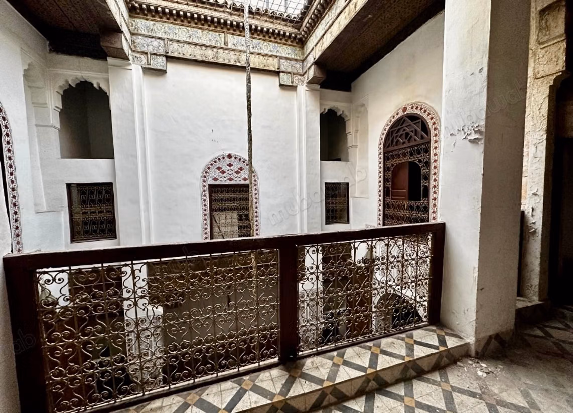 Encuentra tu riad para comprar en Talaa. 8 grandes habitaciones. Entorno tranquilo con vista a la montaña, puerta blindada