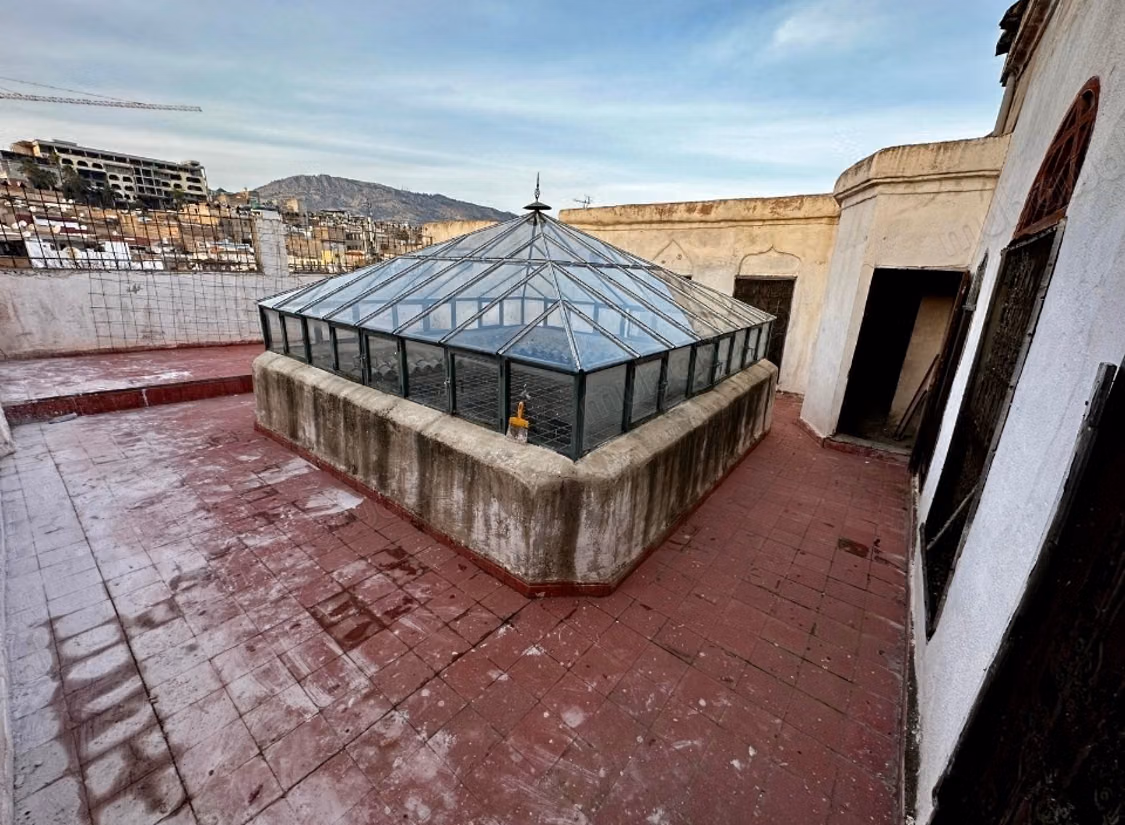 Encuentra tu riad para comprar en Talaa. 8 grandes habitaciones. Entorno tranquilo con vista a la montaña, puerta blindada