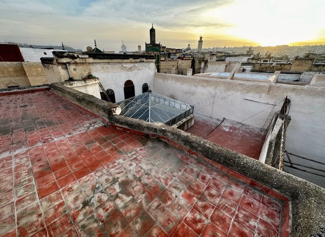 Encuentra tu riad para comprar en Talaa. 8 grandes habitaciones. Entorno tranquilo con vista a la montaña, puerta blindada