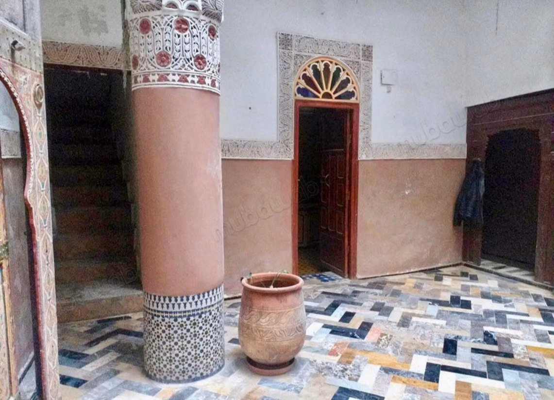 Encuentra tu riad para comprar en Talaa. 8 grandes habitaciones. Entorno tranquilo con vista a la montaña, puerta blindada