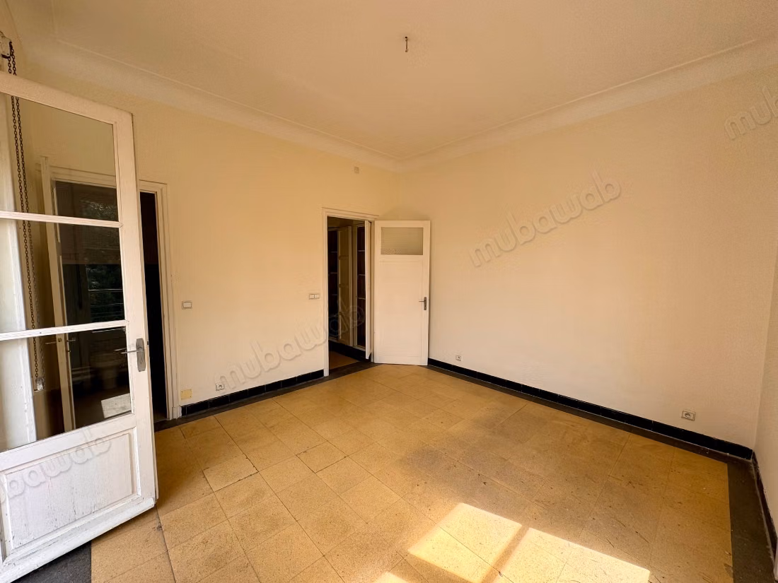 Grand appartement de deux chambres à louer