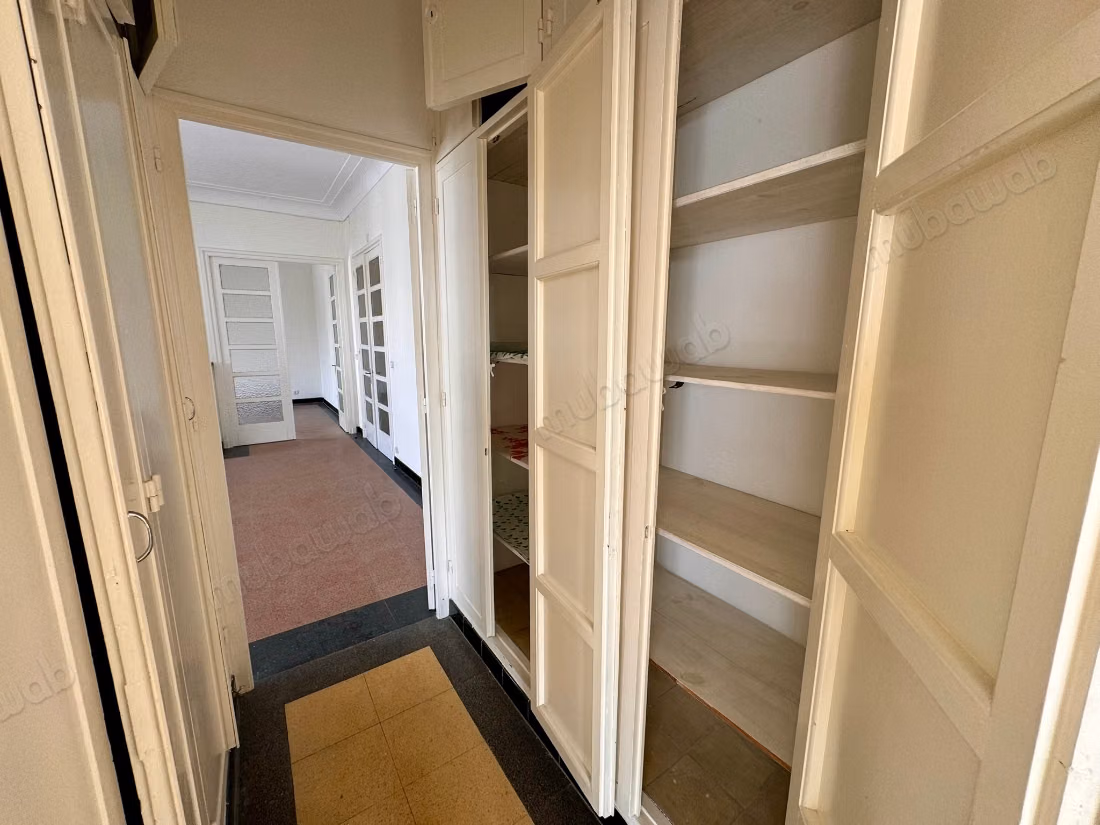 Grand appartement de deux chambres à louer