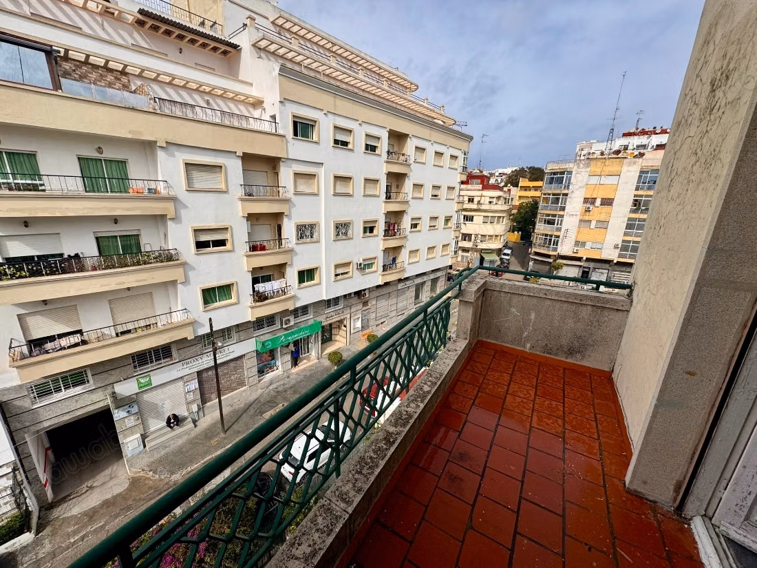 Grand appartement de deux chambres à louer