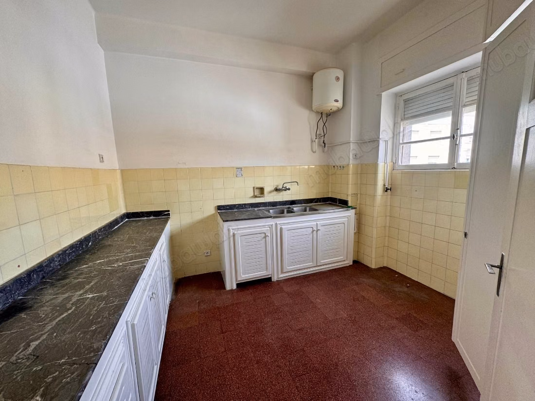Grand appartement de deux chambres à louer