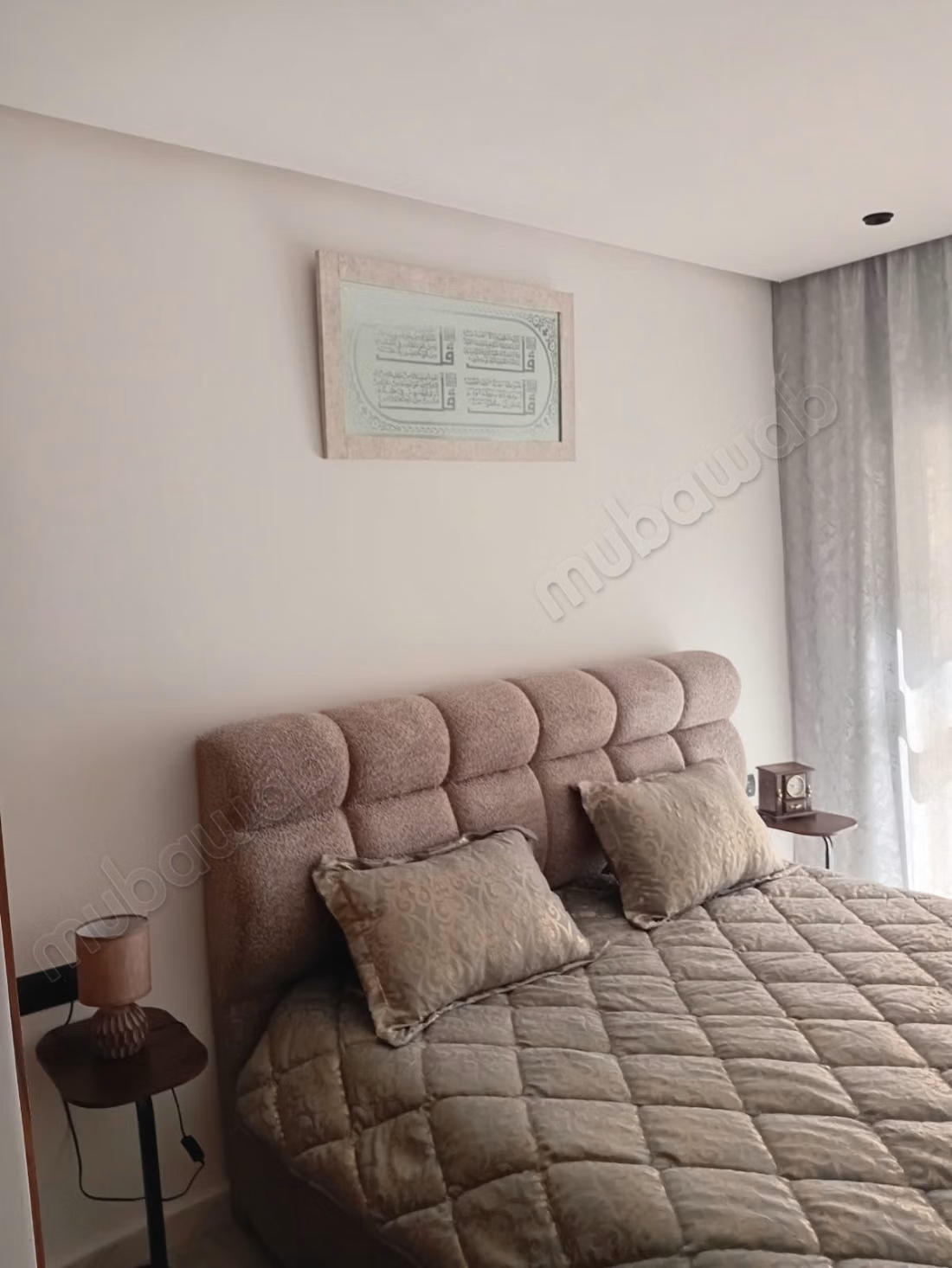 Superbe appartement à louer à Roches Noires. 
2 grandes pièces. 
Bien meublé