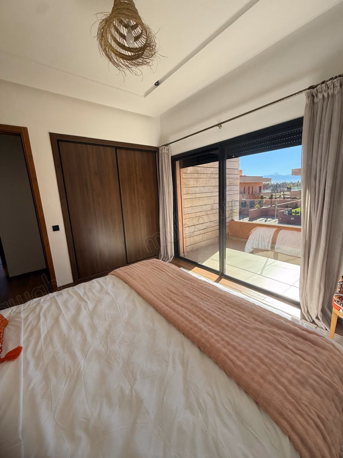 Villa meublée avec piscine – 500 m² de terrain, 250 m² habitables, 2 suites  
2 chambres – Route de l'Ourika km 10