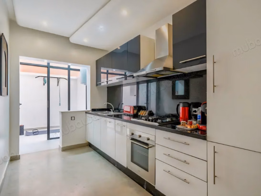 Bel appartement en location à Agdal. 
Surface totale 98 m². 
Meublé