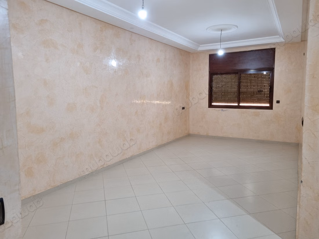 Maison à vendre à Béni Mellal. 
14 pièces confortables. 
Grand balcon