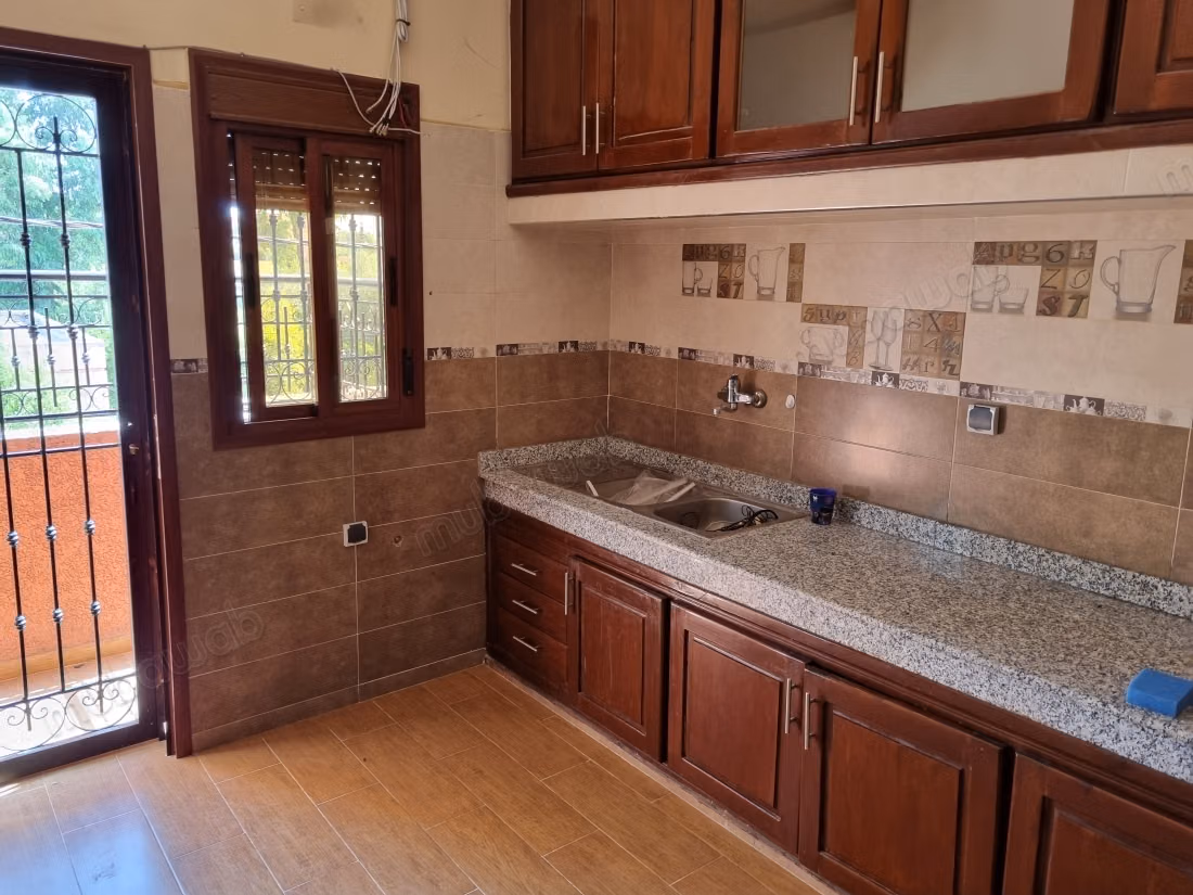 Maison à vendre à Béni Mellal. 
14 pièces confortables. 
Grand balcon