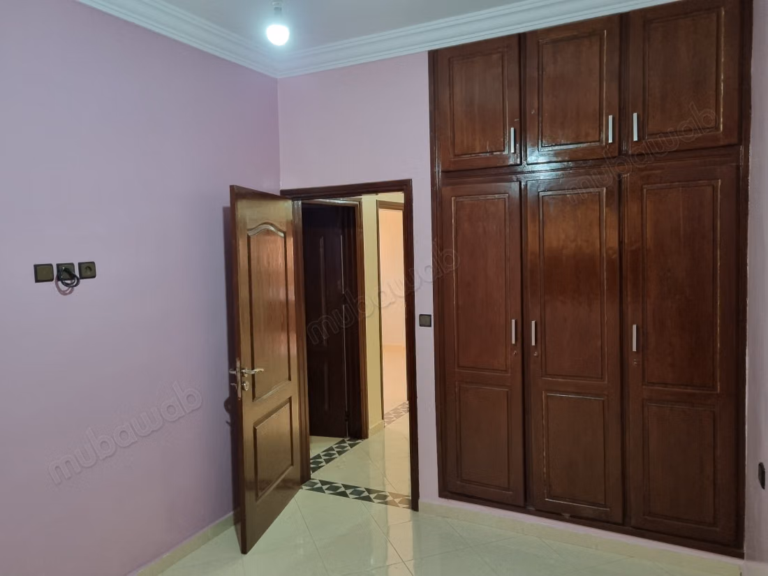 Maison à vendre à Béni Mellal. 
14 pièces confortables. 
Grand balcon