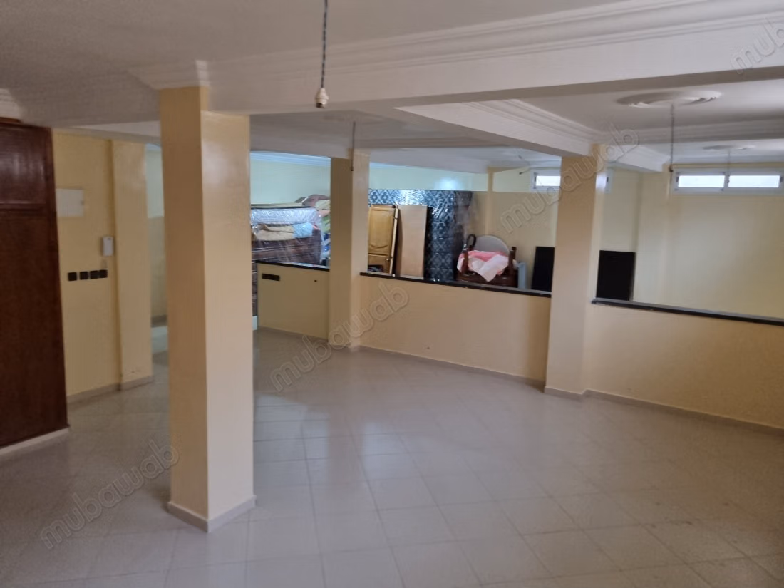 Maison à vendre à Béni Mellal. 
14 pièces confortables. 
Grand balcon
