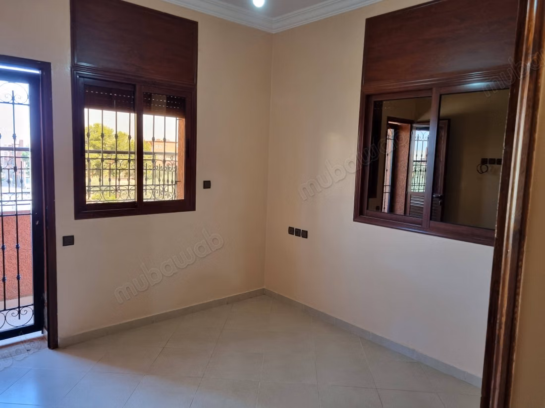 Maison à vendre à Béni Mellal. 
14 pièces confortables. 
Grand balcon