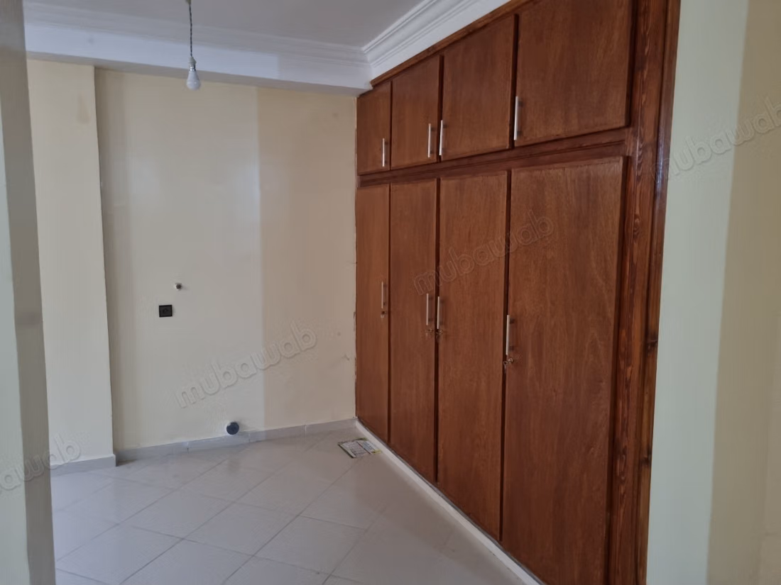 Maison à vendre à Béni Mellal. 
14 pièces confortables. 
Grand balcon