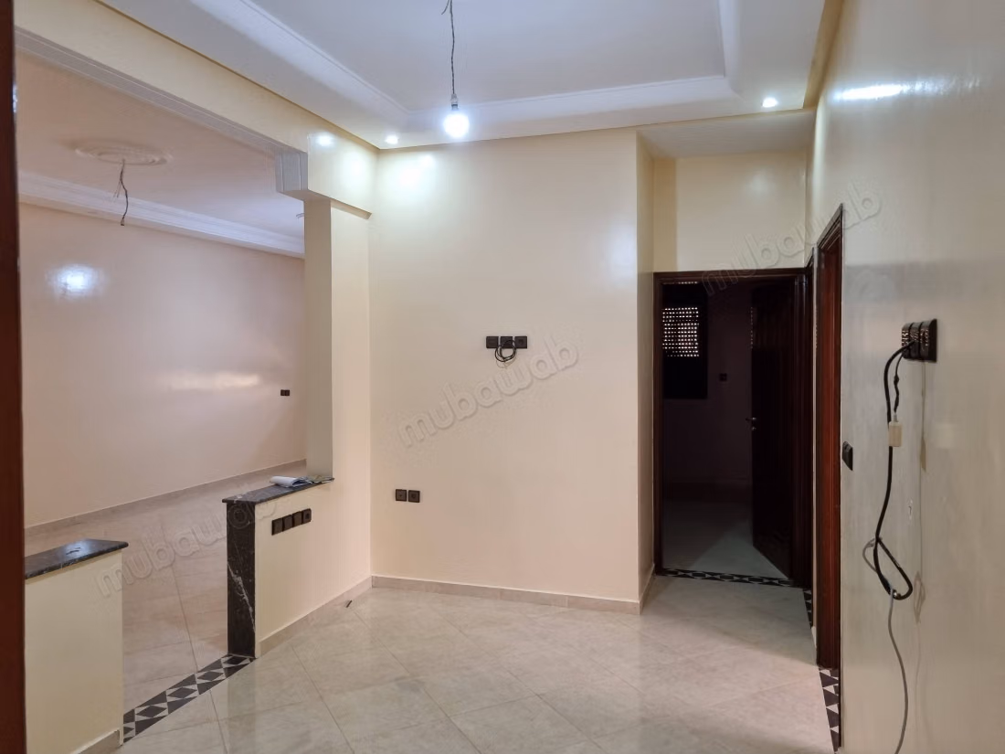 Maison à vendre à Béni Mellal. 
14 pièces confortables. 
Grand balcon