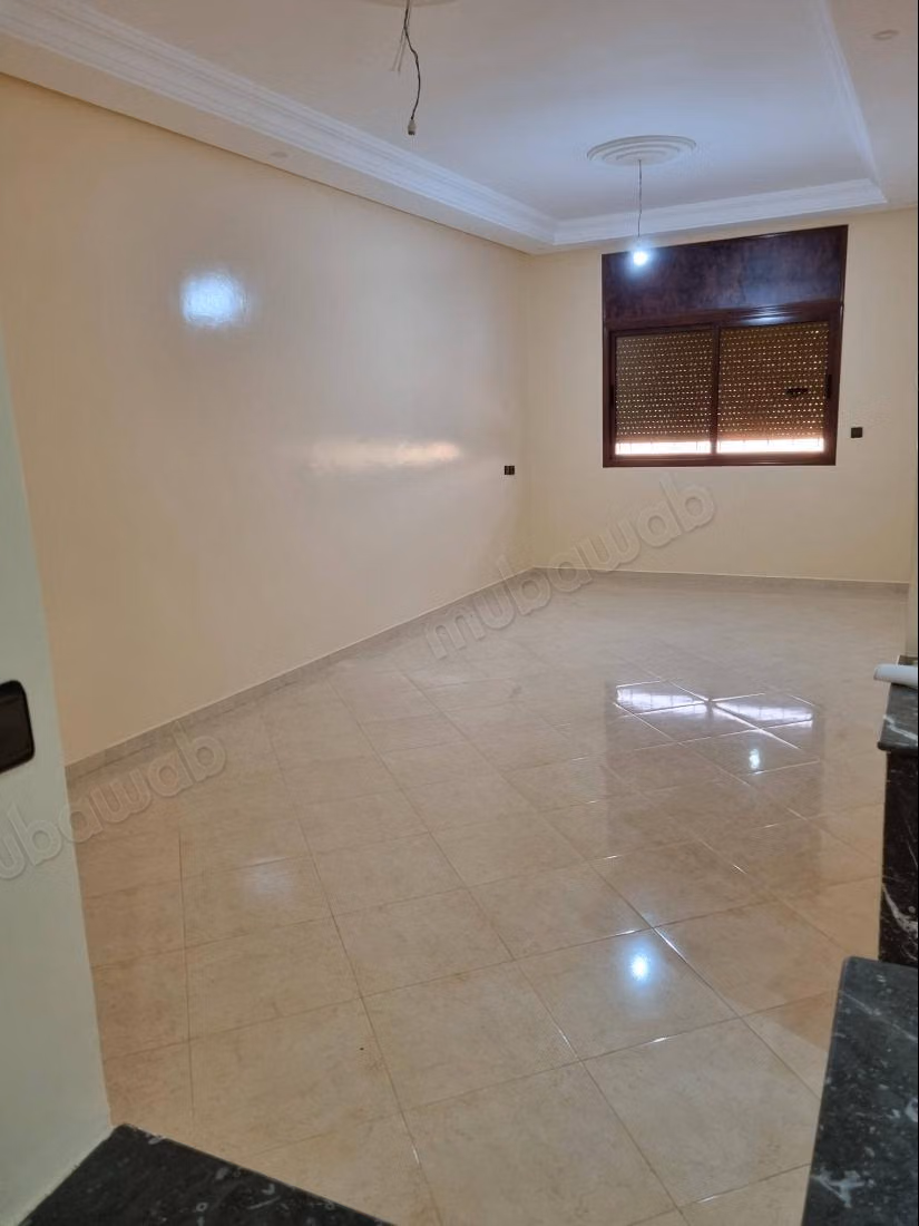 Maison à vendre à Béni Mellal. 
14 pièces confortables. 
Grand balcon