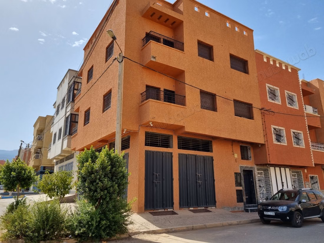 Maison à vendre à Béni Mellal. 
14 pièces confortables. 
Grand balcon
