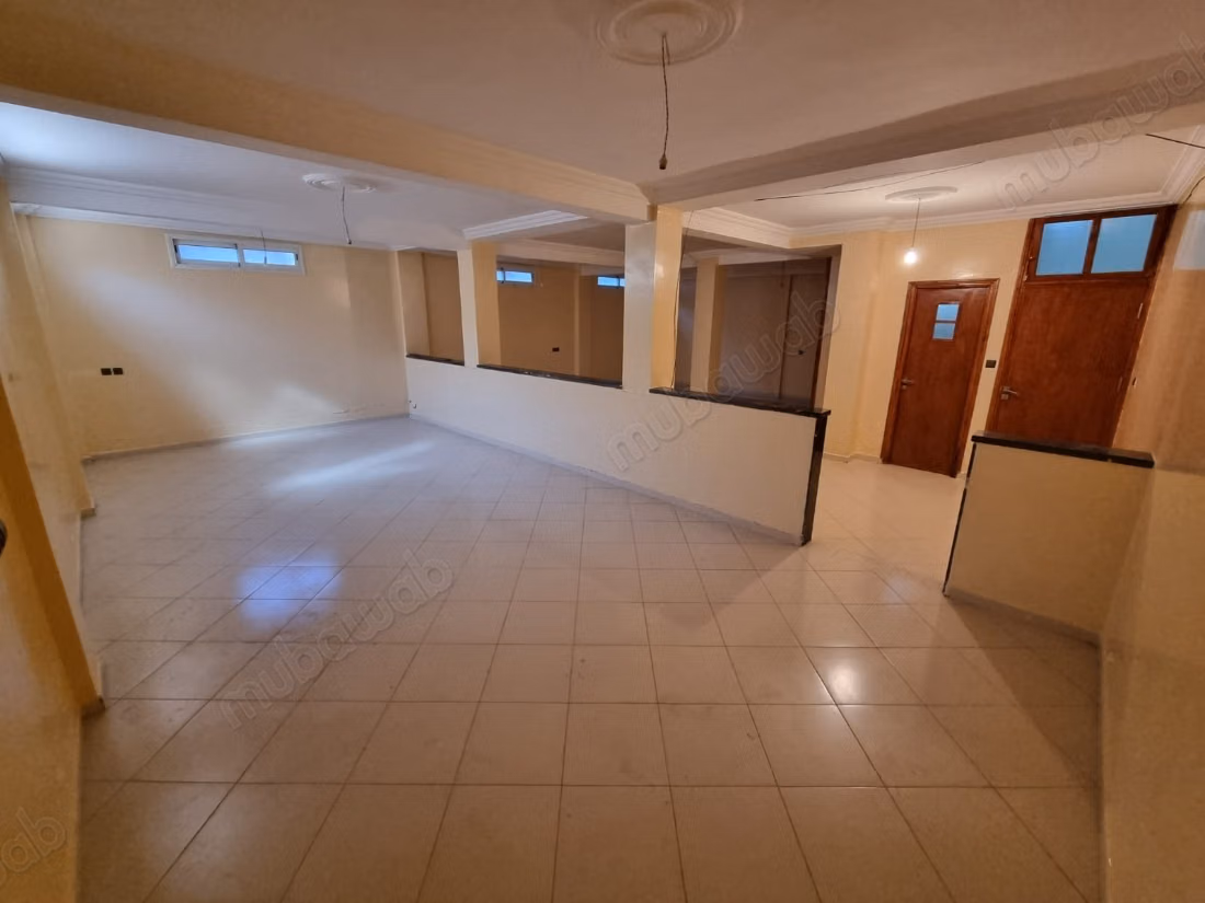 Maison à vendre à Béni Mellal. 
14 pièces confortables. 
Grand balcon