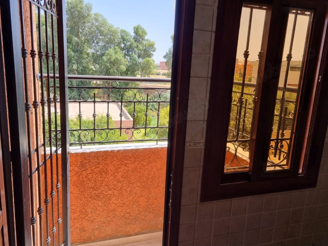 Maison à vendre à Béni Mellal. 
14 pièces confortables. 
Grand balcon