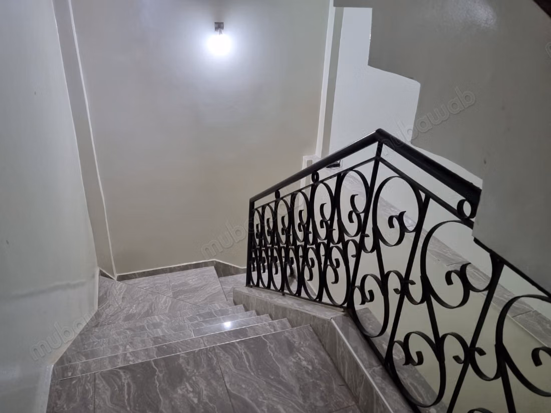 Maison à vendre à Béni Mellal. 
14 pièces confortables. 
Grand balcon