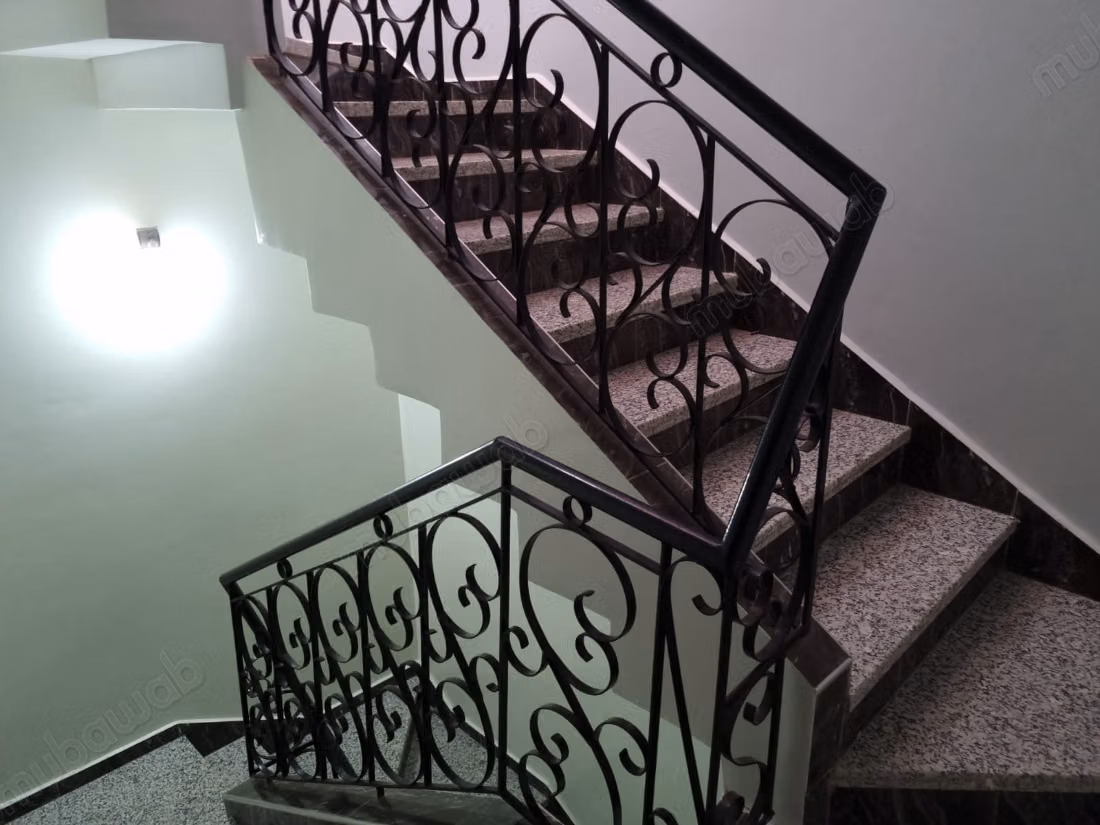 Maison à vendre à Béni Mellal. 
14 pièces confortables. 
Grand balcon