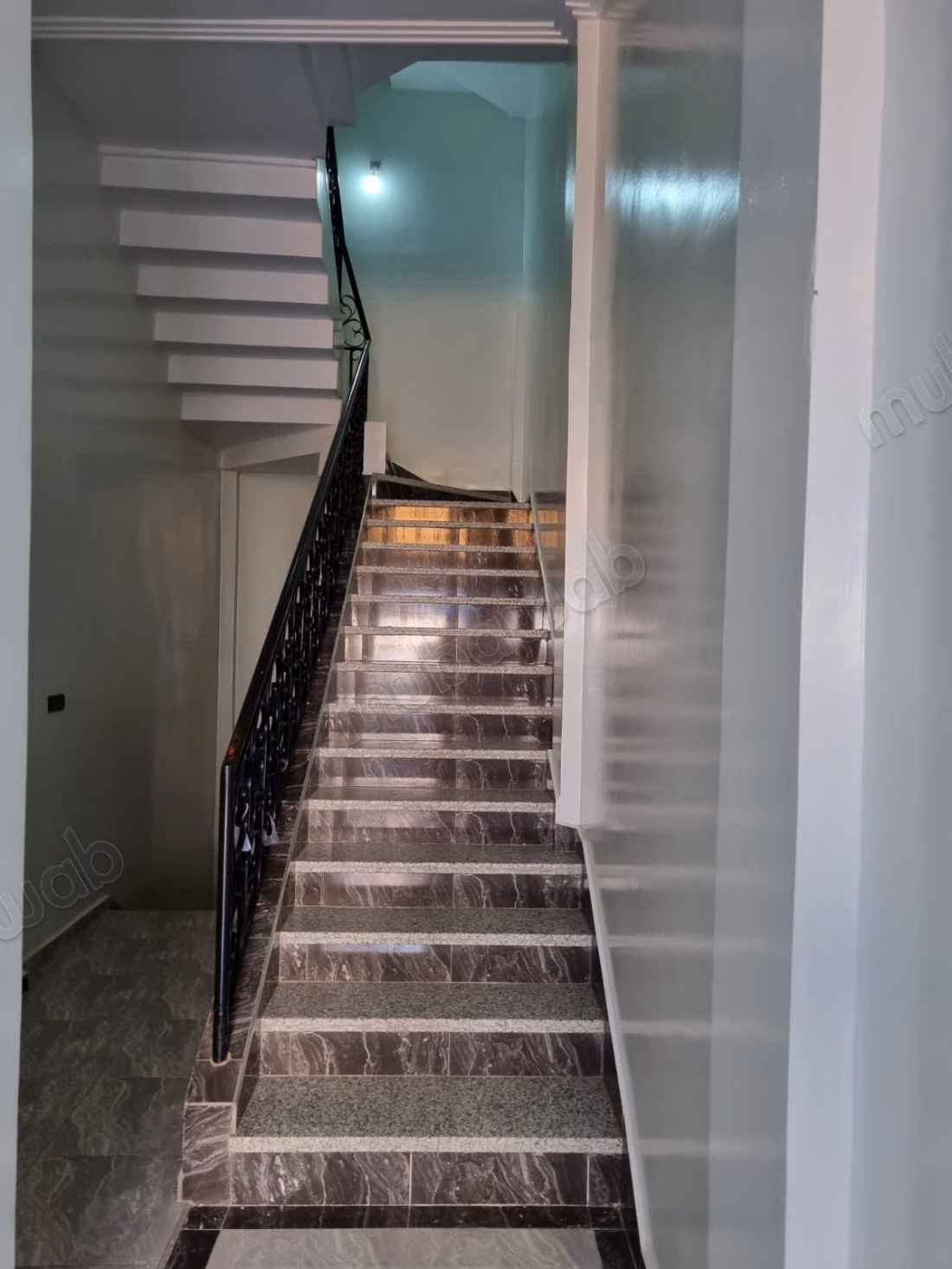 Maison à vendre à Béni Mellal. 
14 pièces confortables. 
Grand balcon