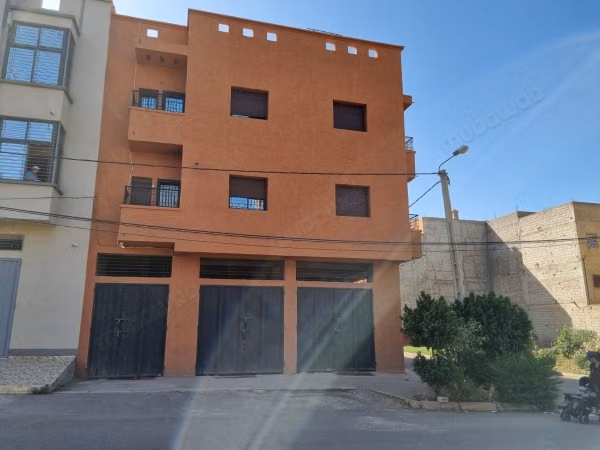 Maison à vendre à Béni Mellal. 
14 pièces confortables. 
Grand balcon
