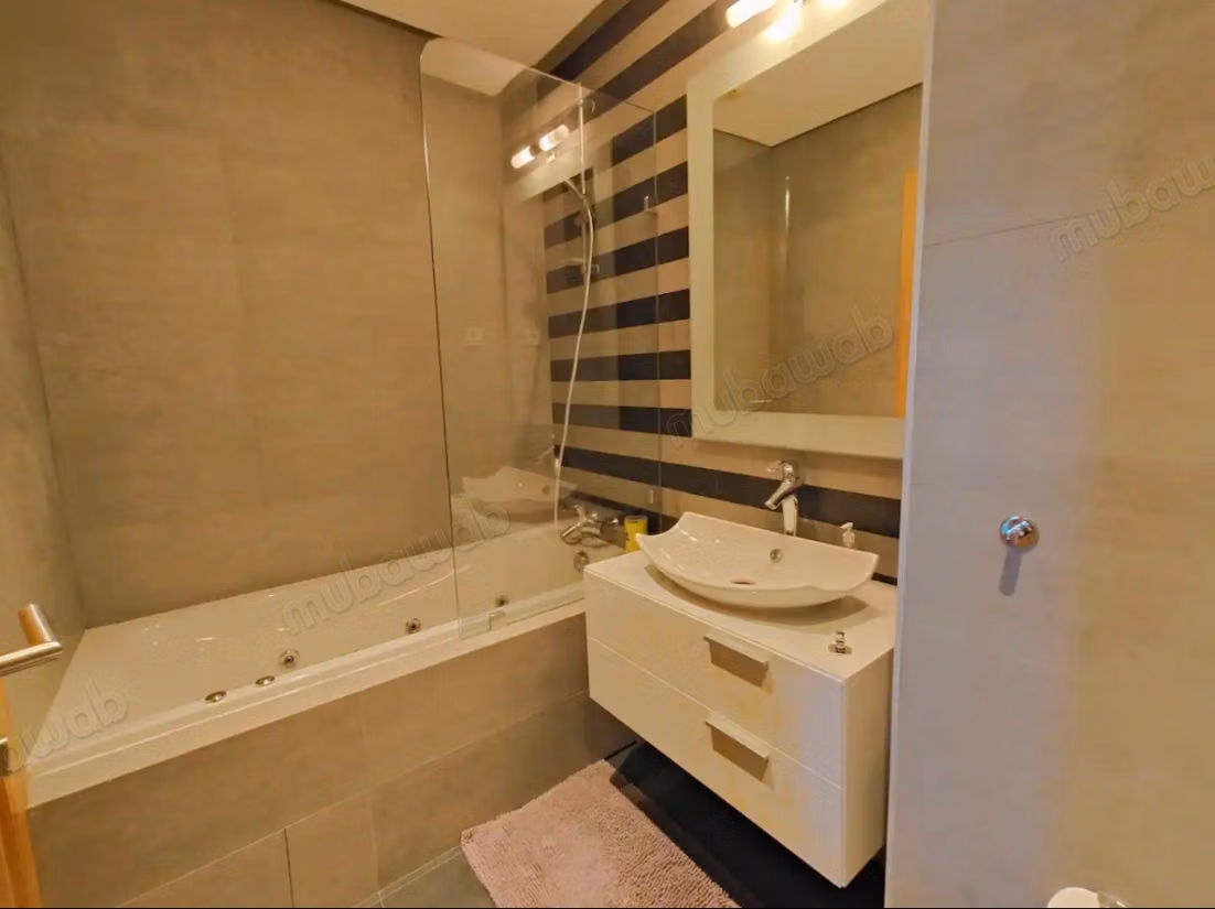Appartement à l'achat à Casablanca Marina.
Superficie 170 m².
Meublé