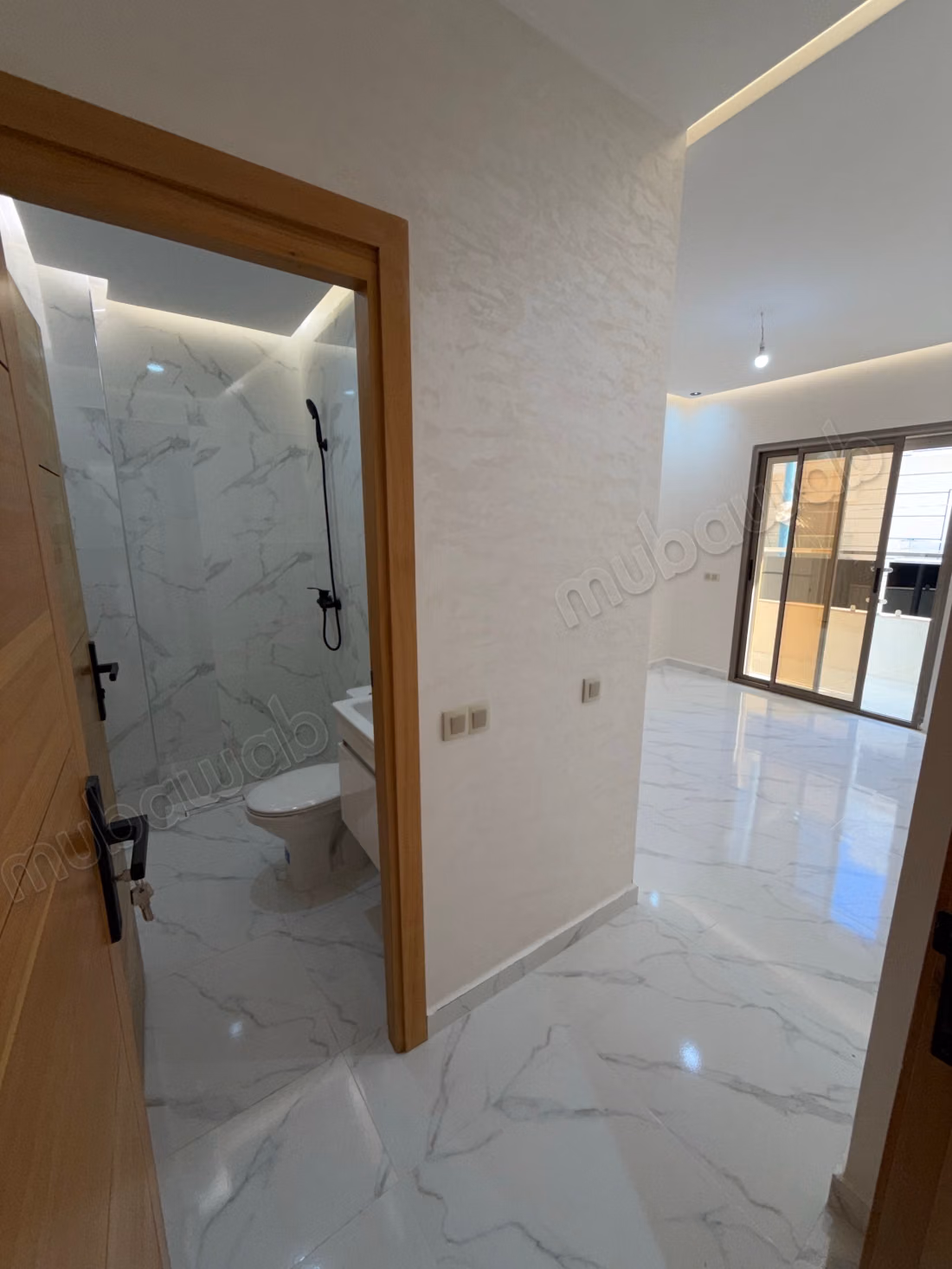 Bonito apartamento en venta en Hamza. 3 hermosos dormitorios. Sistema de satélite y salón marroquí