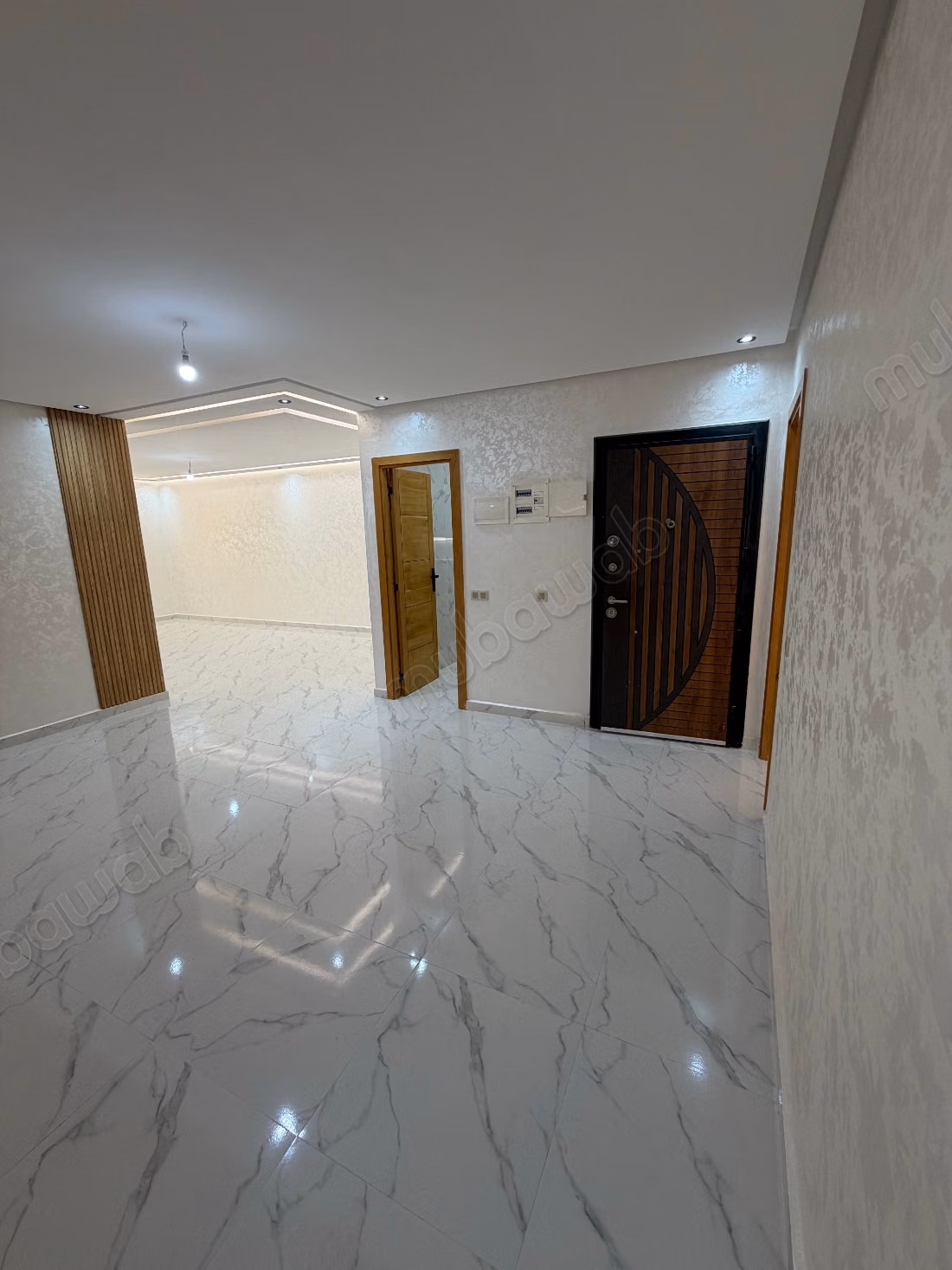 Bonito apartamento en venta en Hamza. 3 hermosos dormitorios. Sistema de satélite y salón marroquí