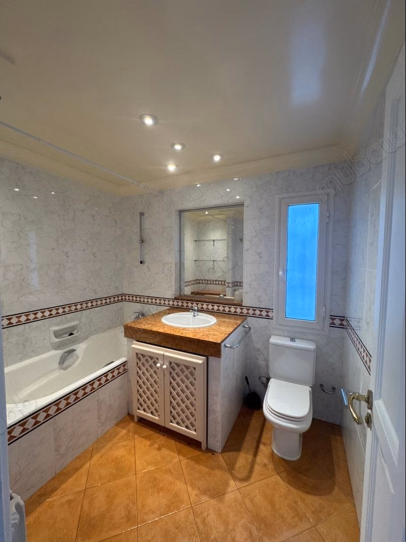 Stupenda villa in affitto a Souissi. 7 camere confortevoli. Terrazza e giardino