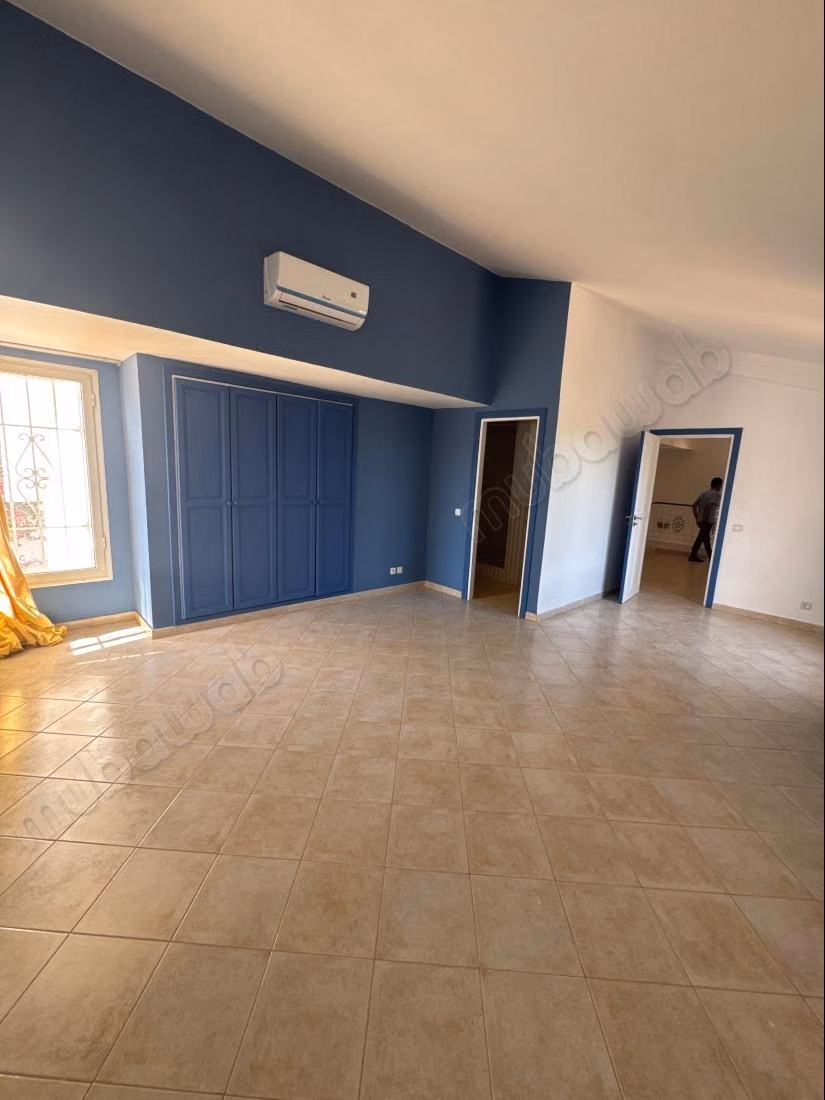 Stupenda villa in affitto a Souissi. 7 camere confortevoli. Terrazza e giardino