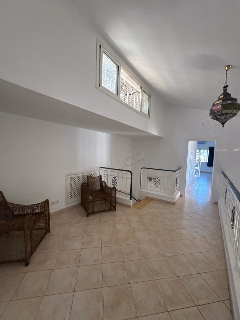 Stupenda villa in affitto a Souissi. 7 camere confortevoli. Terrazza e giardino