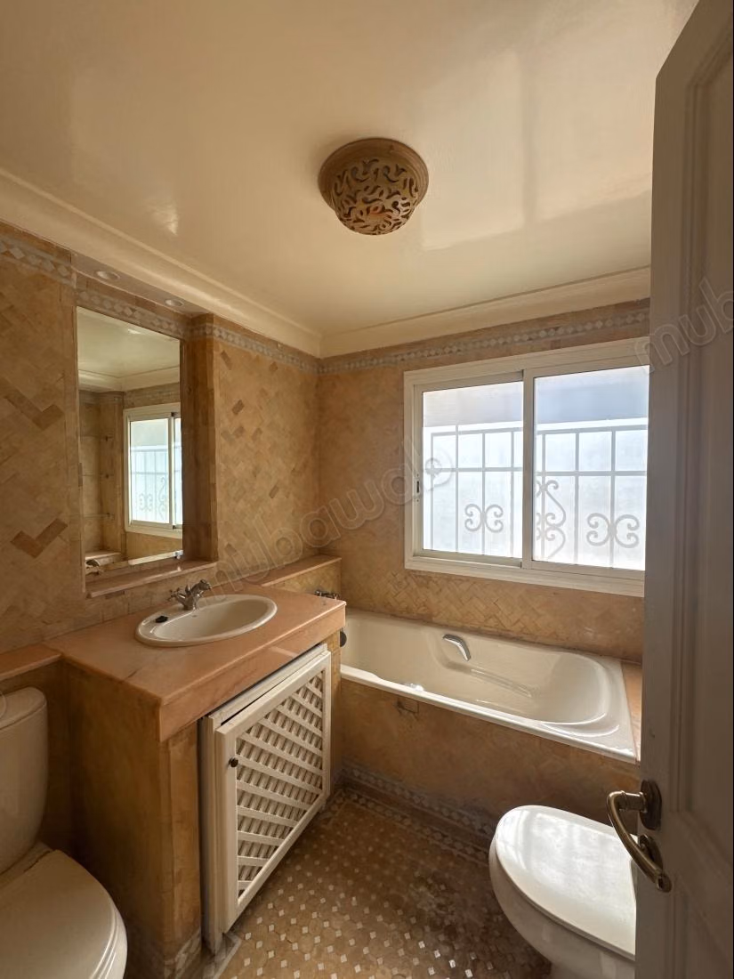 Stupenda villa in affitto a Souissi. 7 camere confortevoli. Terrazza e giardino