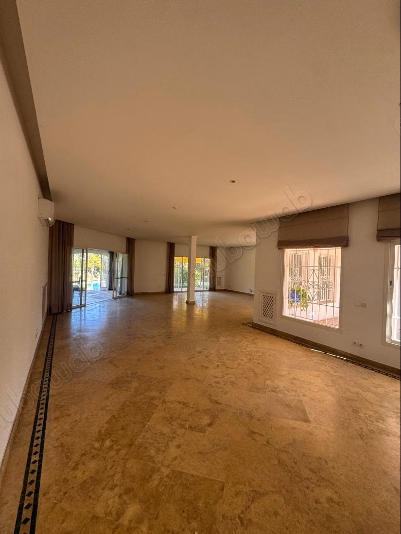 Stupenda villa in affitto a Souissi. 7 camere confortevoli. Terrazza e giardino